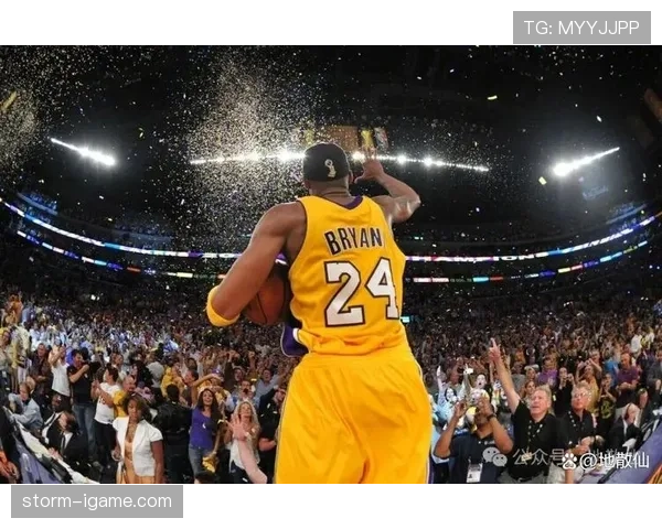 科比·布莱恩特的生活照真离谱——训练像军营，客厅像奖杯展厅，平民看完心态碎